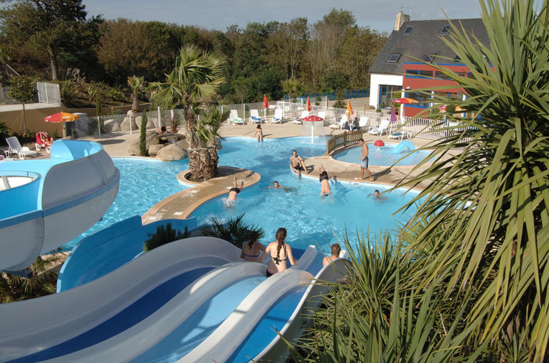 Swimming pool and relaxation at Le Goulet campsite, Finistère