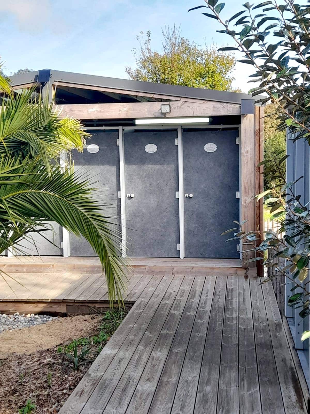 sanitaire en bois camping du goulet